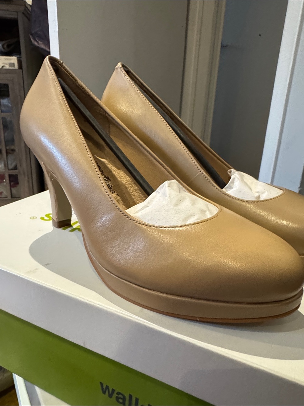 Walking Cradles Women’s Beige Leather Platform Pumps
